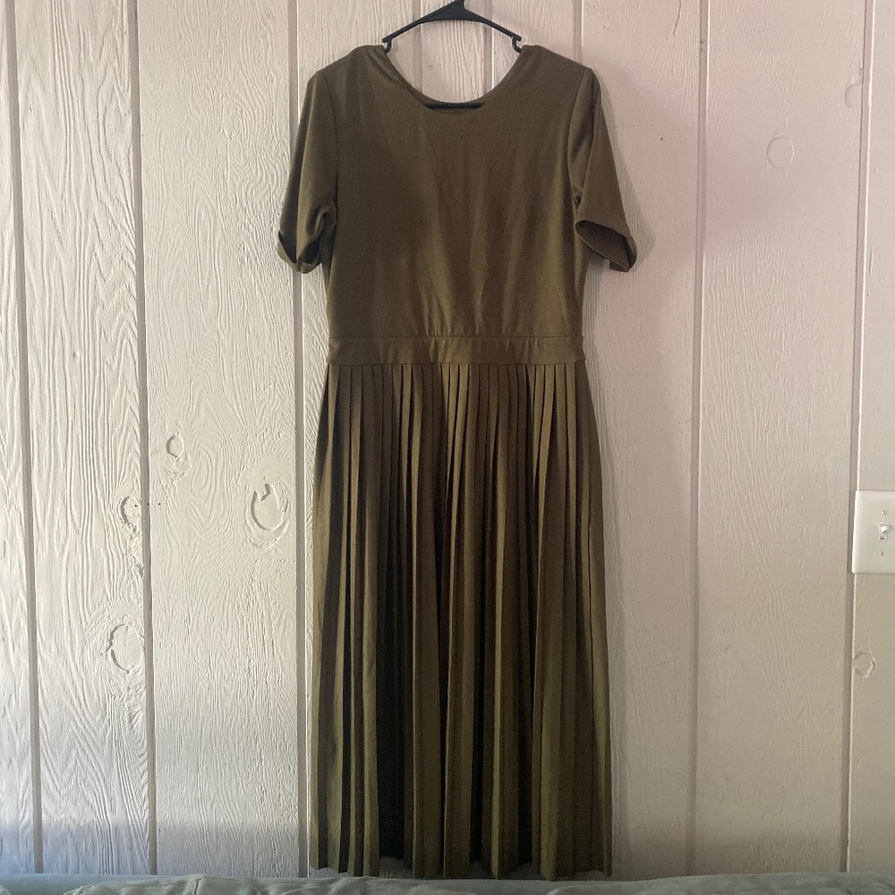 Green Emersyn Pleated Midi Dress